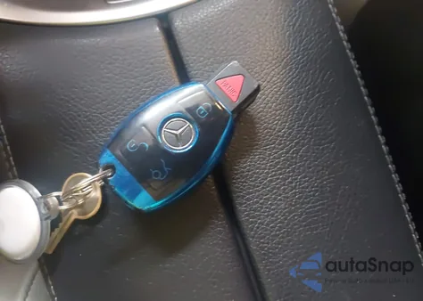 2016 Mercedes-Benz C 300 z USA, uszkodzony, nr VIN 55SWF4KB9GU174173